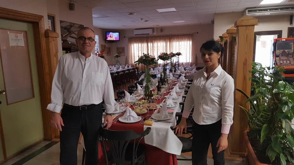 Anfitriones de Restaurante Femago en el salón